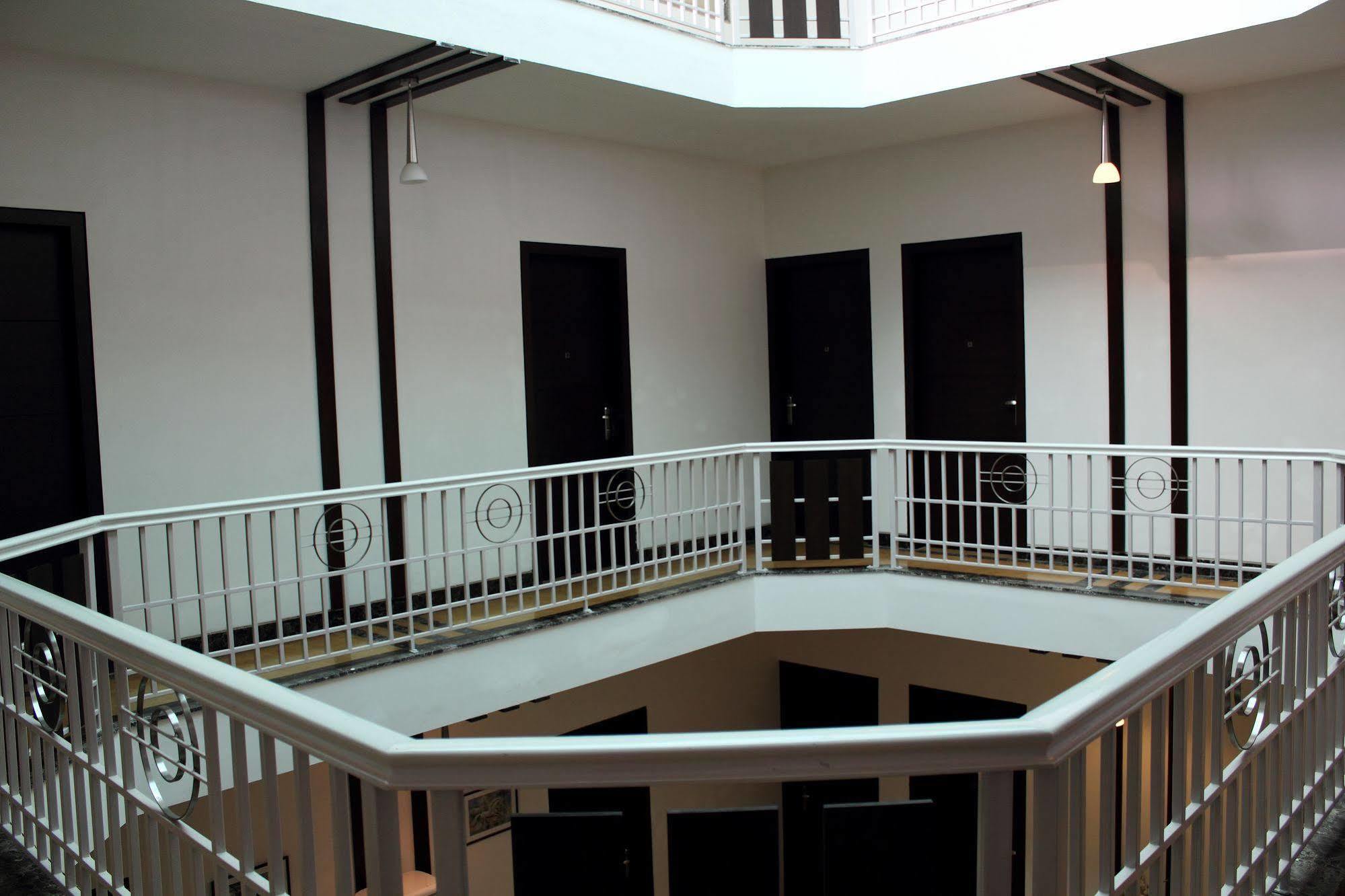 Stately Suites Mg Road Gurgaon Buitenkant foto